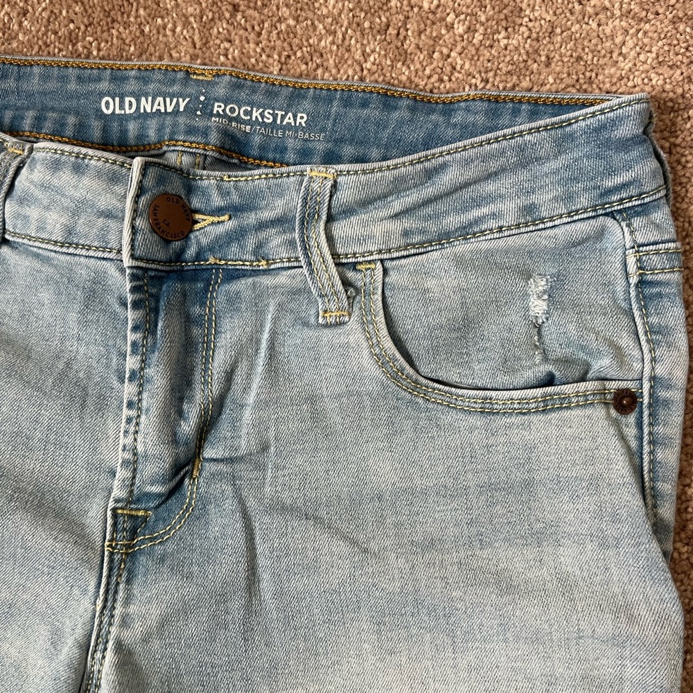 Distressed ankle skinny jeans